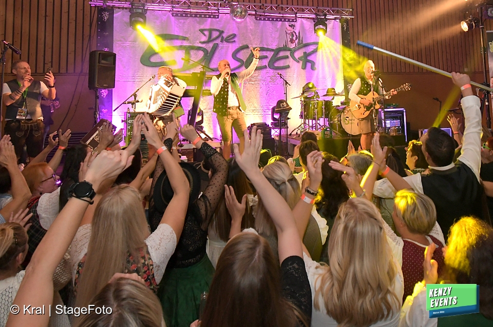 Band auf der Bühne vor einem feiernden Publikum bei einem Kenzy Event
